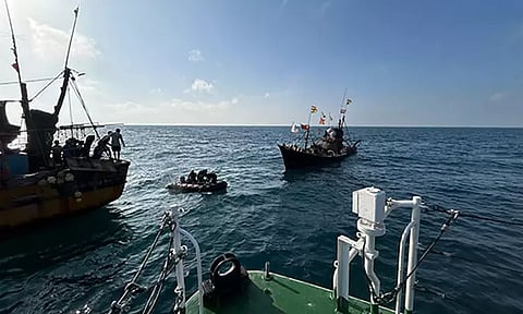 கடலில் மூழ்கிய படகில் தத்தளித்த 5 பேரை மீட்ட இந்திய கடலோர காவல் படை