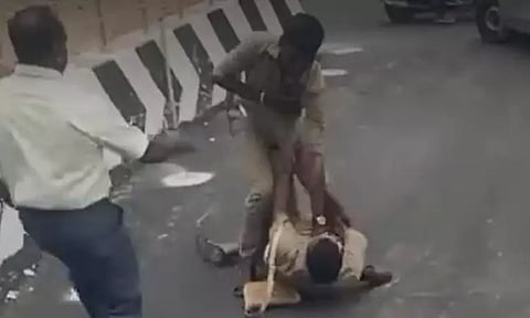 பயணிகளை ஏற்றுவதில் மோதல்: அரசு பஸ் கண்டக்டருக்கு அடிஉதை