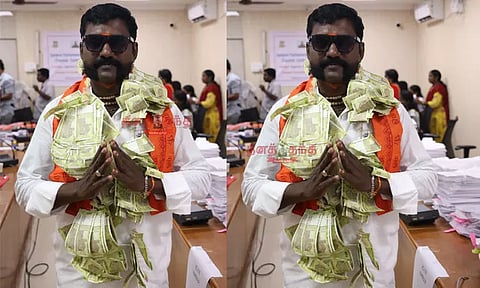 20 ரூபாய் நோட்டு மாலையுடன் வந்து வேட்புமனு தாக்கல் செய்த இந்திய ஊழல் கூட்டமைப்பு வேட்பாளர்
