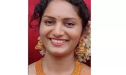 மயக்க ஊசி செலுத்தி இளம் பெண் டாக்டர் தற்கொலை