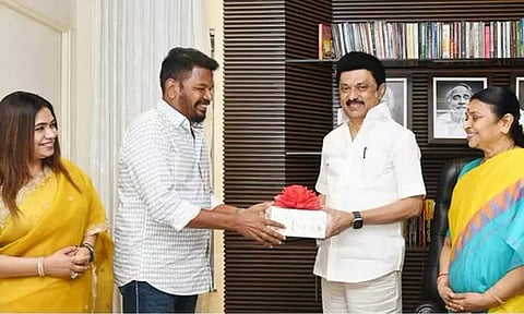 மகளின் திருமணத்திற்கு முதல்-அமைச்சருக்கு அழைப்பிதழ் வழங்கிய இயக்குனர் சங்கர்