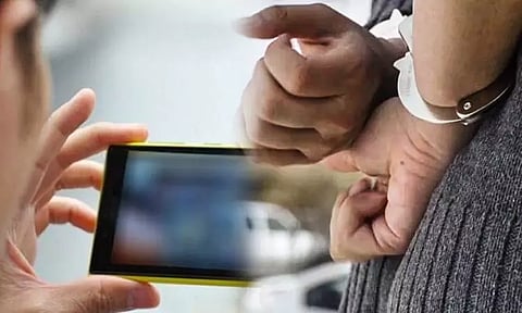 குடும்பத்தினரின் ஆபாச வீடியோக்களை கள்ளக்காதலனுக்கு அனுப்பிய இளம்பெண் கைது