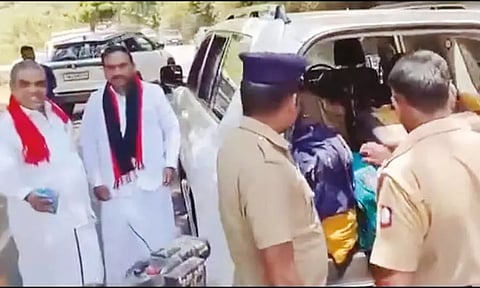 தி.மு.க.வேட்பாளர் ஆ.ராசாவின் காரை நடுவழியில் மடக்கிய பறக்கும் படை