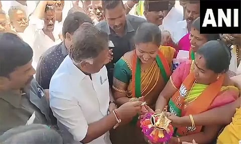 ஆரத்தி எடுத்தபோது பணம் கொடுத்த விவகாரம்: ஓ. பன்னீர்செல்வம் மீது வழக்கு பதிவு