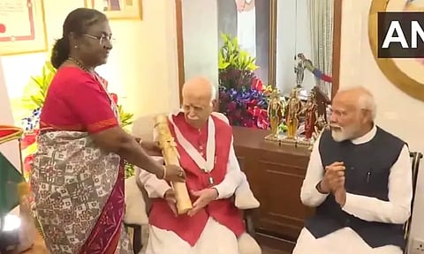 அத்வானிக்கு பாரத ரத்னா விருது: வீட்டிற்கே சென்று வழங்கினார் ஜனாதிபதி திரவுபதி முர்மு