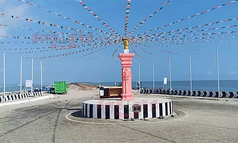 சுற்றுலா பயணிகள் தனுஷ்கோடி செல்ல தடை: வெறிச்சோடிய சாலைகள்