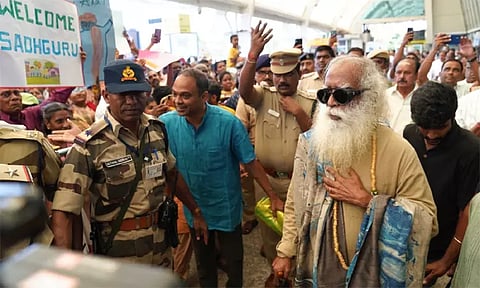 சிகிச்சை முடிந்து மீண்டும் கோவை திரும்பிய சத்குரு ஜக்கி வாசுதேவ்