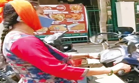 செல்போன் பேசியபடி ஸ்கூட்டர் ஓட்டிச்சென்ற பெண்ணுக்கு ரூ.5 ஆயிரம் அபராதம்