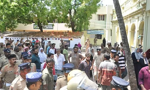 பள்ளிவாசலில் இரு பிரிவினர் இடையே மோதல்: 5 பேர் படுகாயம்