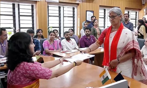 வயநாடு தொகுதியில் இந்திய கம்யூனிஸ்ட் கட்சி வேட்பாளர் ஆனி ராஜா வேட்புமனு தாக்கல்