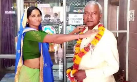 சமூக வலைதளம் மூலம் மலர்ந்த காதல்: 2கே கிட்ஸ்க்கே டப் கொடுத்த 80 வயது தாத்தா - 34 வயது பெண்ணை கரம் பிடித்தார்