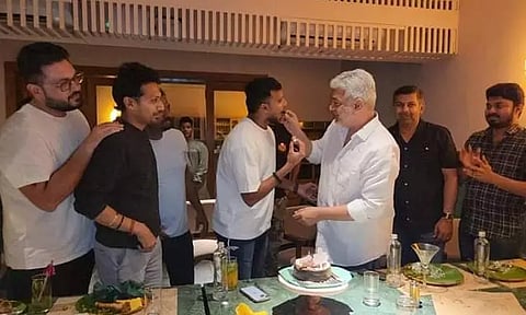 அஜித்துடன் தனது பிறந்தநாளை கொண்டாடிய கிரிக்கெட் வீரர் நடராஜன்