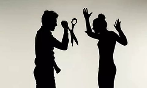 செல்போனில் நீண்ட நேரம் பேச்சு: ஆத்திரத்தில் மனைவியை கத்திரிக்கோலால் குத்திய கணவர்