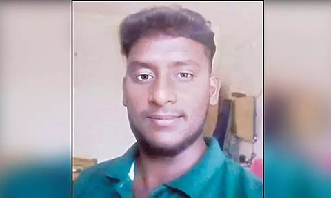 ஆன்லைன் சூதாட்டம்: பணத்தை இழந்த வாலிபர் ரெயில்முன் பாய்ந்து தற்கொலை - உருக்கமான ஆடியோ வைரல்