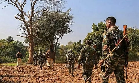 பாதுகாப்பு படையினர் நடத்திய என்கவுண்ட்டரில் 3 நக்சலைட்டுகள் சுட்டுக்கொலை