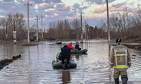 ரஷியாவில் கனமழை: அணை உடைந்ததால் 2 லட்சம் பேர் வெளியேற்றம்