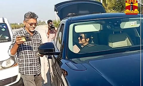 நடிகை மஞ்சு வாரியரின் காரில் தேர்தல் பறக்கும் படையினர் சோதனை