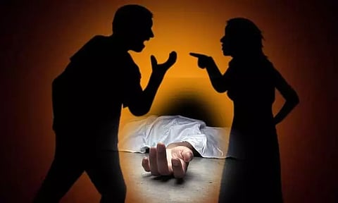 சேலையால் கழுத்தை இறுக்கி மனைவி கொலை - கணவர் வெறிச்செயல்