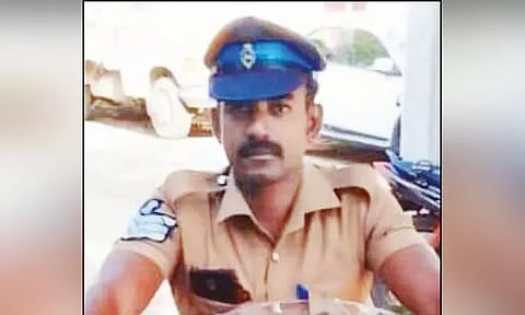 நாய் குறுக்கே பாய்ந்ததால் மோட்டார் சைக்கிளில் சென்ற போலீஸ் ஏட்டு கீழே விழுந்து உயிரிழப்பு