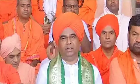 மத்திய மந்திரி பிரகலாத் ஜோஷியை எதிர்த்து போட்டியிடும் லிங்காயத் சாமியார்