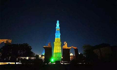 குதுப்மினாரில் ஒளிர்ந்த ருவாண்டா நாட்டு கொடி வர்ணம் - பயங்கரவாத நினைவு தினம் அனுசரிப்பு