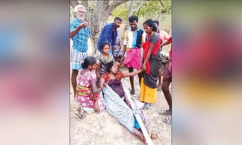 சாலை வசதி இல்லாததால் கர்ப்பிணியை தொட்டில் கட்டி சுமார் 7 கி.மீ. சுமந்து சென்ற மலைவாழ் மக்கள்