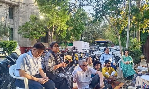 காவல் நிலையத்தில் விடிய விடிய தர்ணாவில் ஈடுபட்ட திரிணாமுல் காங். தலைவர்கள்