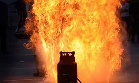 பாகிஸ்தான்: மசூதியில் எரிவாயு சிலிண்டர் வெடித்து விபத்து.. போலீஸ்காரர் பலி