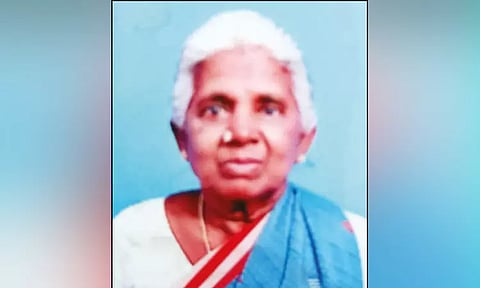 வயலில் சோளத்தட்டைக்கு தீ வைத்த மூதாட்டி அதே தீயில் கருகி உயிரிழப்பு