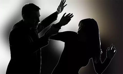 ஆசைக்கு இணங்க மறுத்த பெண்ணை தாக்கிய ரெயில்வே கேட் கீப்பர்