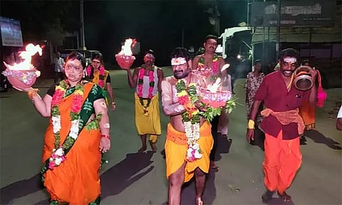 அ.தி.மு.க. வெற்றி பெற வேண்டி அக்னி சட்டி எடுத்து நடிகர் கஞ்சா கருப்பு நேர்த்தி கடன்