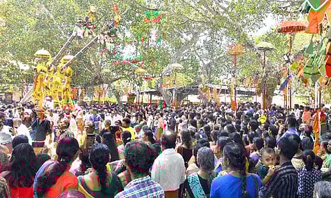 கொல்லங்கோடு பத்ரகாளி அம்மன் கோவிலில் தூக்க நேர்ச்சை கோலாகலம்