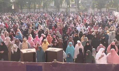 ரமலான் பண்டிகை கோலாகல கொண்டாட்டம்; இஸ்லாமியர்கள் சிறப்புத்தொழுகை