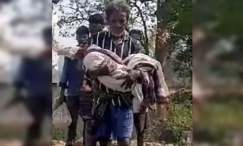 சாலை வசதி இல்லாததால் மகனின் உடலை 8 கி.மீ. சுமந்து சென்ற தந்தை...மனதை உலுக்கும் சம்பவம்