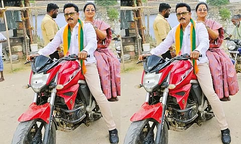 பைக்கில் சென்று வாக்கு சேகரிப்பில் ஈடுபட்ட ராதிகா சரத்குமார்