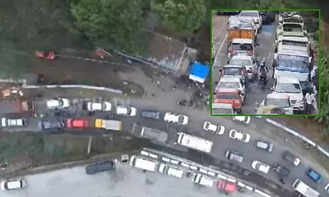 கொடைக்கானலில் குவியும் சுற்றுலாப் பயணிகள்... 10 கி.மீ. தூரத்துக்கு வரிசை கட்டி நிற்கும் வாகனங்கள்