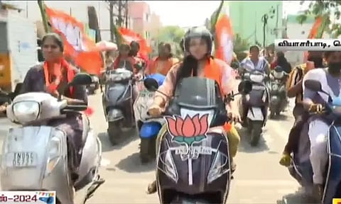 இருசக்கர வாகனத்தில் பேரணியாக சென்று வாக்கு சேகரித்த நடிகை நமிதா