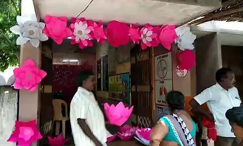 வாக்குச்சாவடியில் அமைக்கப்பட்ட தாமரை பூ வடிவிலான அலங்காரம் அகற்றம்