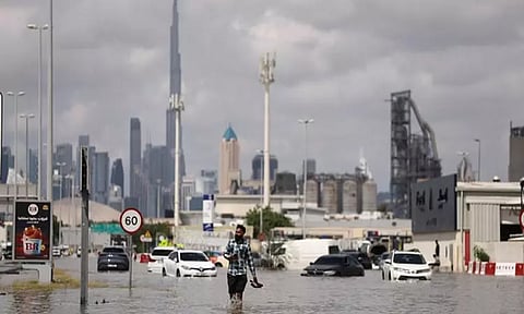 மழை, வெள்ள பாதிப்பு: துபாயில் வசிக்கும் இந்தியர்களுக்கு உதவி எண்கள் அறிவிப்பு