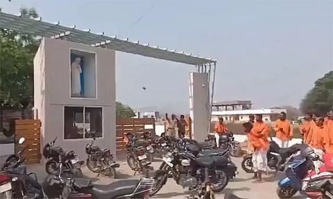 காவி உடையில் வந்த மாணவர்கள்...விளக்கம் கேட்ட ஆசிரியர் - பள்ளி மீது மர்ம கும்பல் தாக்குதல்