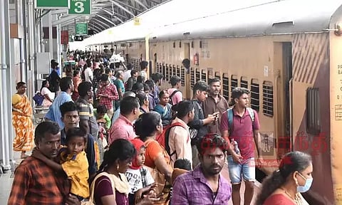 நாடாளுமன்ற தேர்தல் எதிரொலி: ரெயில்,பஸ் நிலையங்களில் அலைமோதும் பயணிகள் கூட்டம்