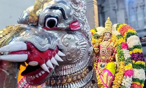 சித்திரை திருவிழா: யாழி வாகனத்தில் பக்தர்களுக்கு அருள்பாளித்த மீனாட்சி அம்மன்