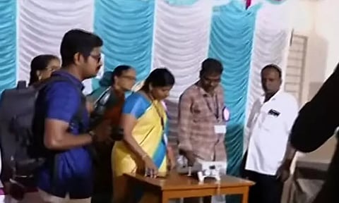 வேலூரில் வாக்குப்பதிவு இயந்திரத்தில் கோளாறு