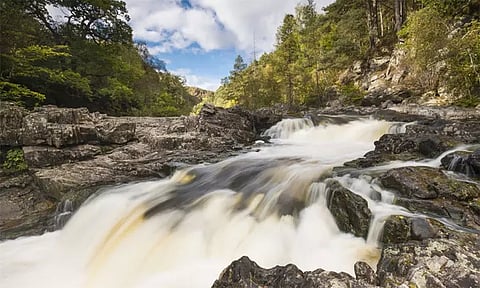 ஸ்காட்லாந்தில் அருவியில் குளித்த 2 இந்திய மாணவர்கள் தவறி விழுந்து உயிரிழப்பு