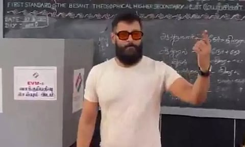 பெசன்ட் நகரில் வாக்களித்தார் நடிகர் விக்ரம்