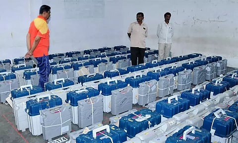 மின்னணு வாக்குப்பதிவு எந்திரங்கள் வைக்கப்பட்டுள்ள மையங்களில் 4 அடுக்கு பாதுகாப்பு