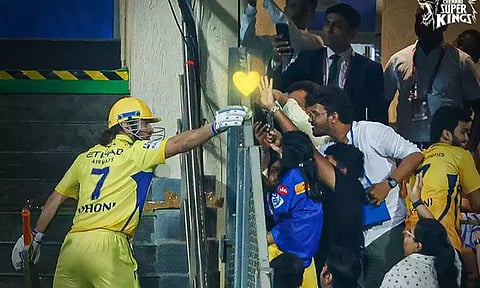 தோனி போலவே சிக்சர் அடித்து அந்த பந்தை... வைரலாகும் குட்டி பெண் ரசிகை வீடியோ