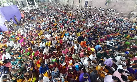 மீனாட்சி - சுந்தரேசுவரர் திருக்கல்யாணத்தை காண அதிகாலையிலேயே குவிந்த பக்தர்கள்