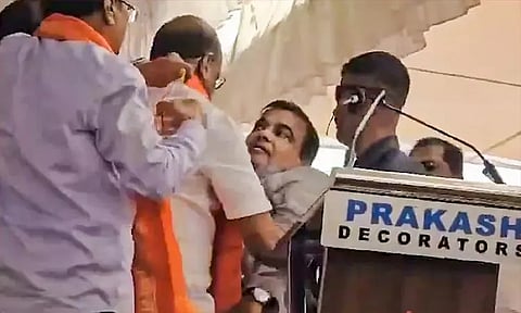 தேர்தல் பிரசாரத்தின்போது திடீரென மயங்கி விழுந்த நிதின் கட்கரி