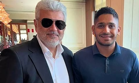 அஜித்துடன் சி.எஸ்.கே. வீரர் துஷார் தேஷ்பாண்டே....வைரலாகும் புகைப்படம்